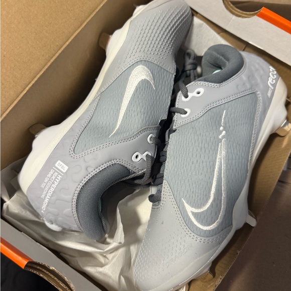 Nike Men's Light Gray Softball Cleats - Picture 1 of 2